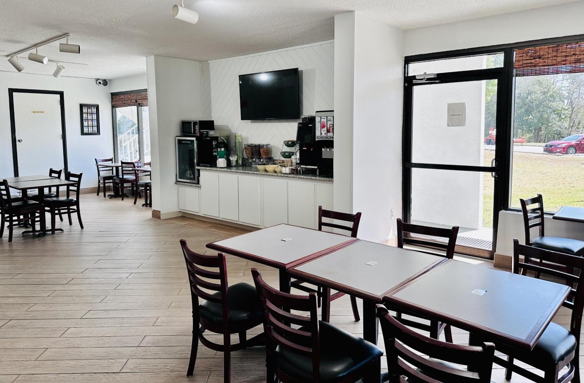 Days By Wyndham Eglin Afb Hotel