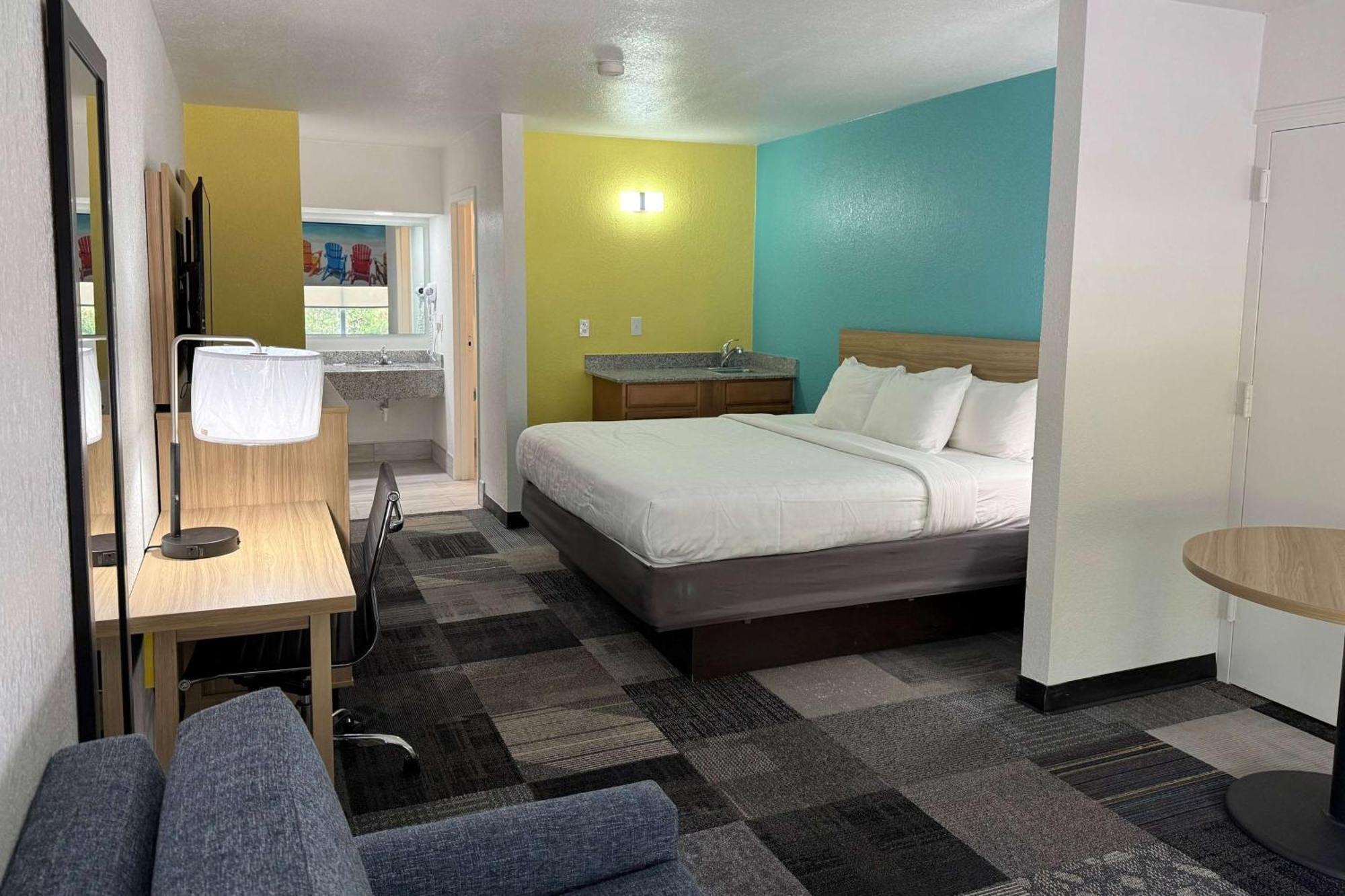 Days By Wyndham Eglin Afb Hotel