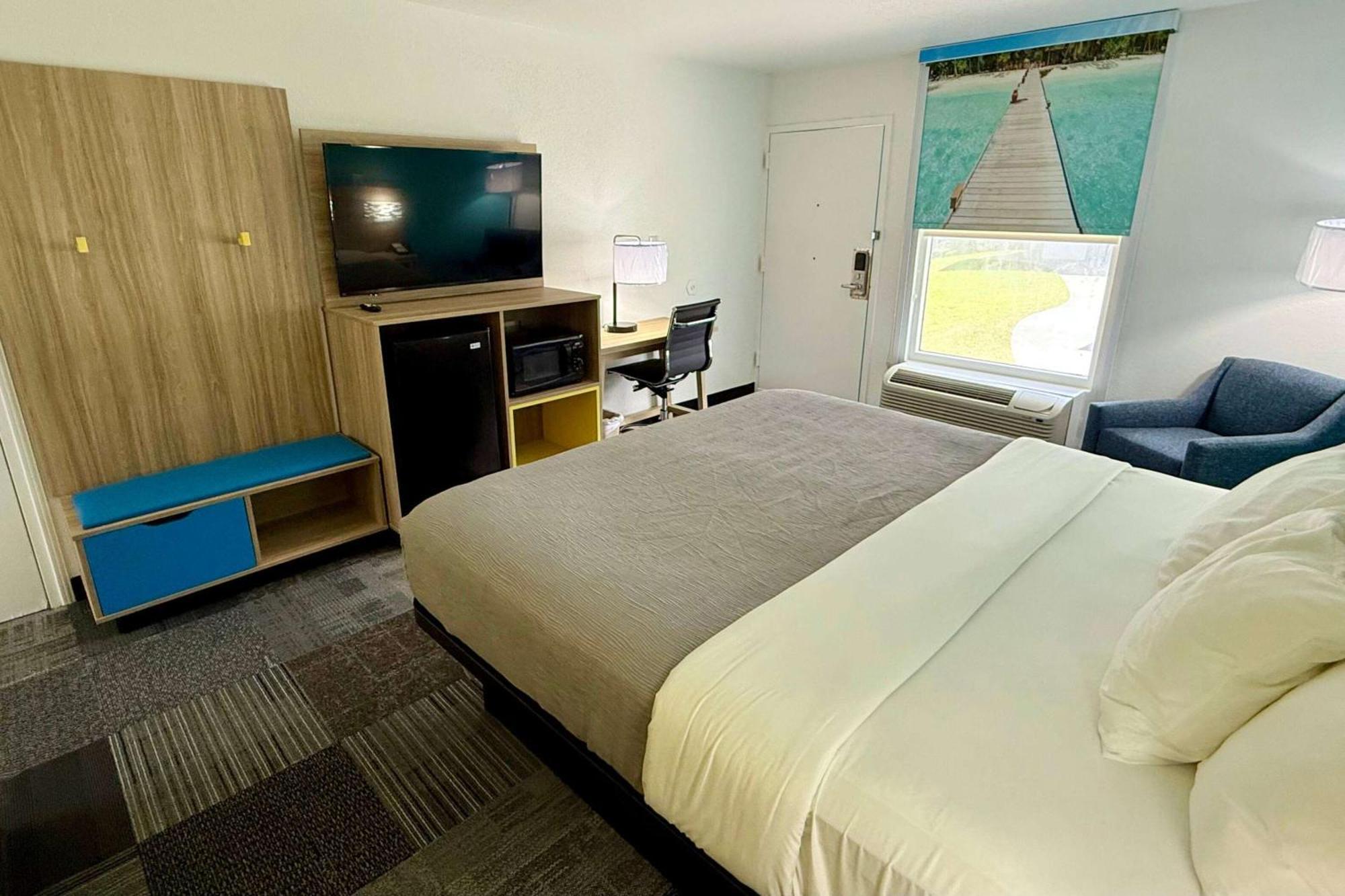 Days By Wyndham Eglin Afb Hotel