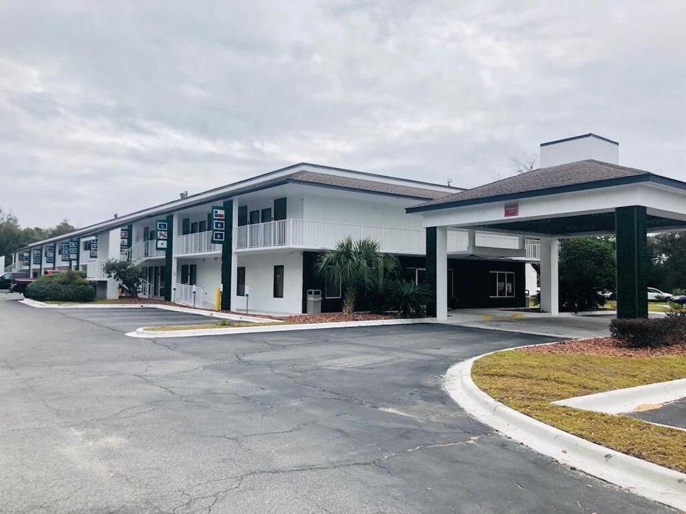 Days By Wyndham Eglin Afb Hotel