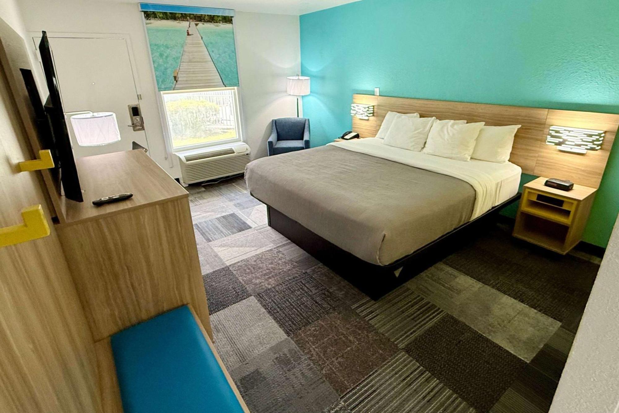Days By Wyndham Eglin Afb Hotel