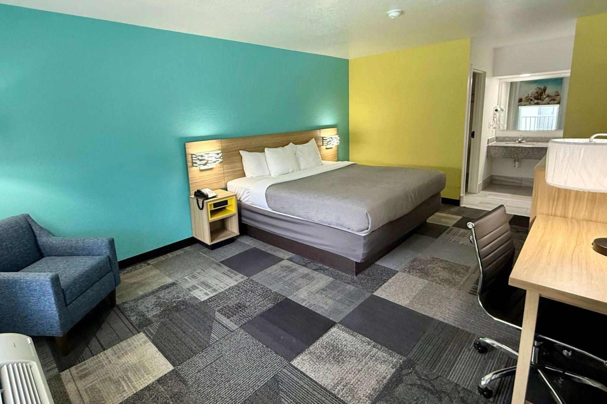 Days By Wyndham Eglin Afb Hotel